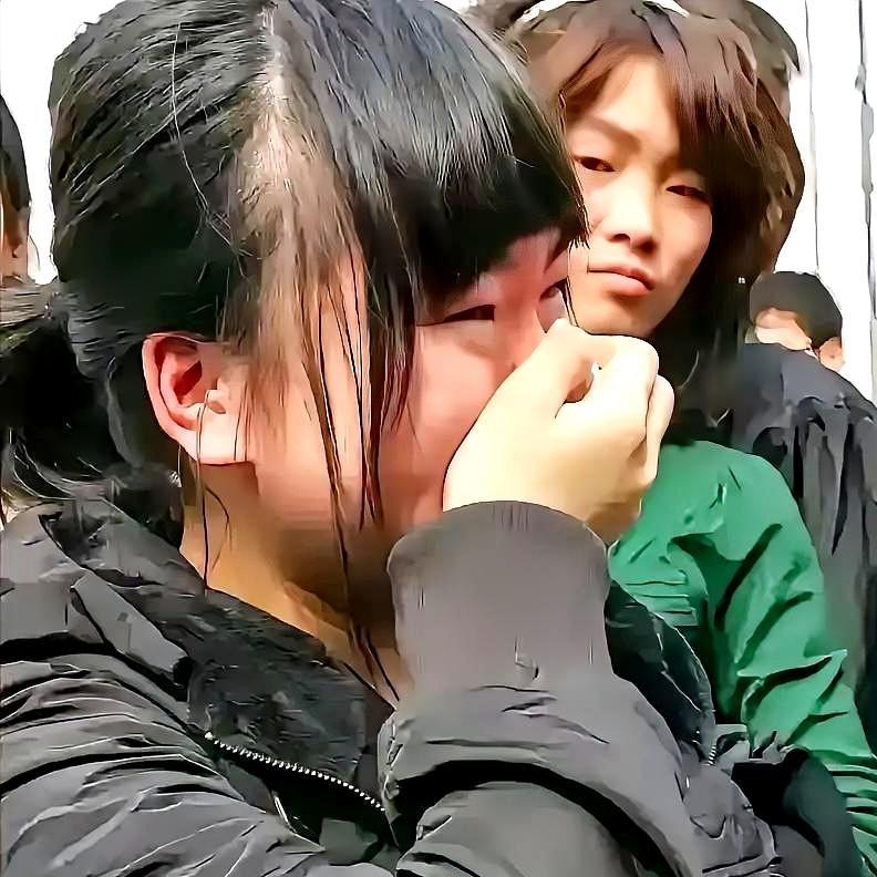 校门口这一幕，看得人鼻子发酸中学门口这一幕，看完瞬间破防了。17岁高