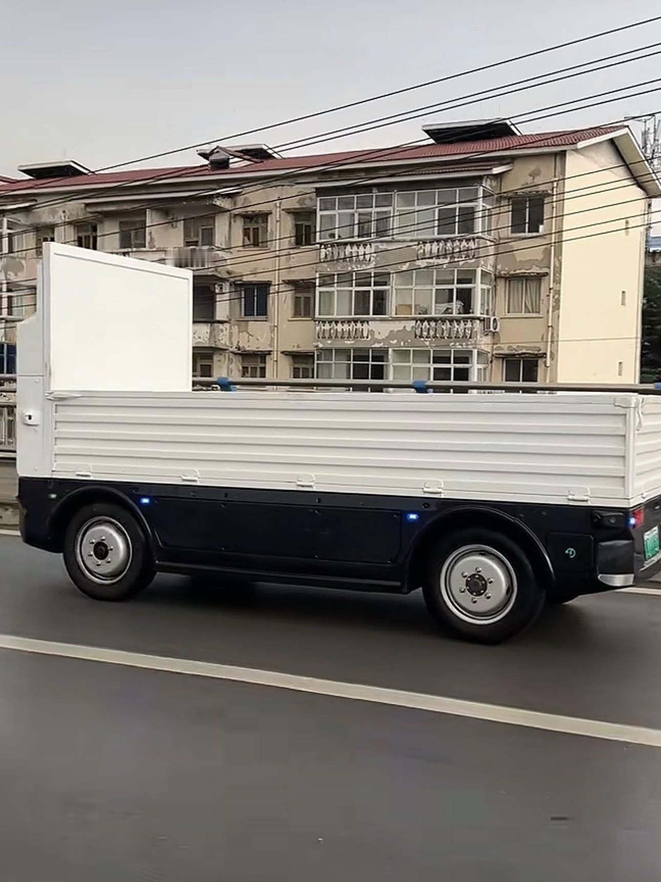 路人：货车车头呢？车头：我在呢！特来哥无人驾驶货车​​​