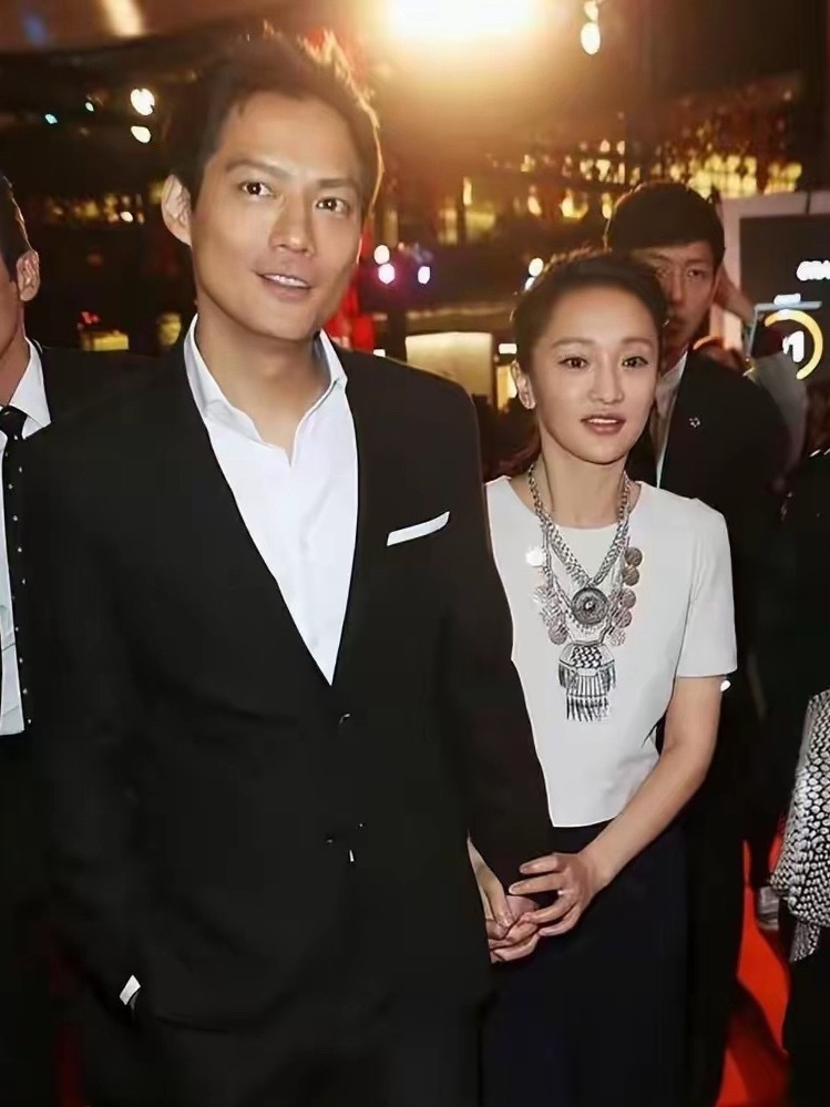 离婚6年后，高圣远转身回美国，找了个年轻貌美富婆，周迅仍单身