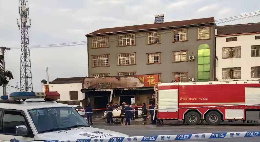 大年初二走亲戚，本是团圆欢喜，却有人一脚踏进鬼门关。湖北宜城这起烟花爆竹爆燃事故