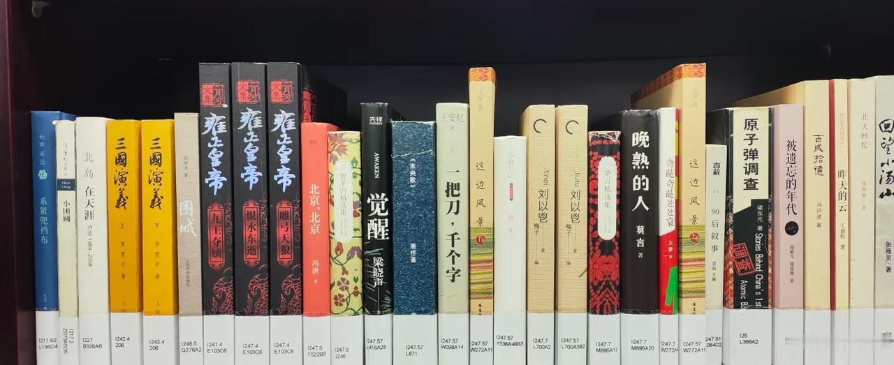 杨振宁先生的书单一角,缅怀大师朋友那看到的,经朋友同意发出来,清华大学图书馆老