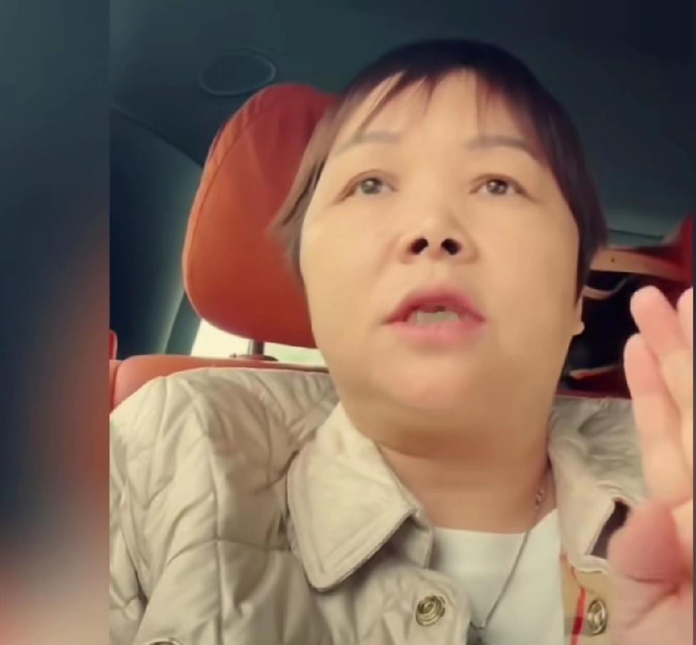 叶锐聪的妈妈有些急不可耐呢，昨天送儿子上大学直播过程中说他儿子的银行卡用的是以