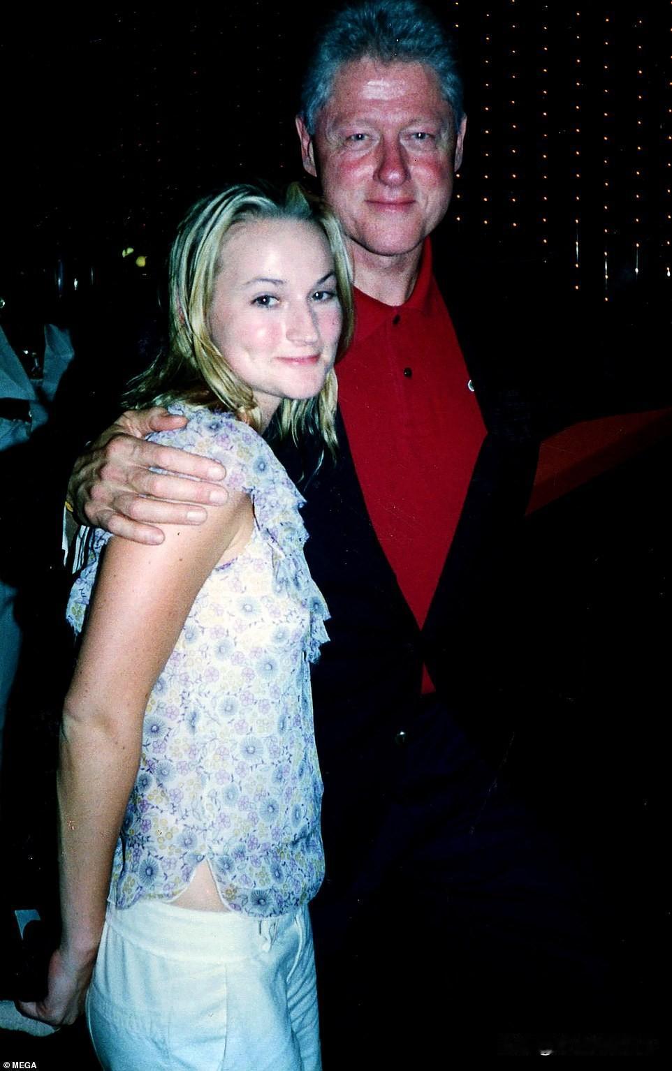 克林顿和身边的美女脸上都有红晕，但他们的红各不一样。那女子的脸白里透红好似水蜜桃