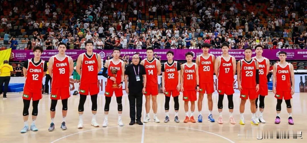 中国男篮同乌拉圭男篮的热身赛结束。83:78五分之差战胜乌拉圭。整场球看来