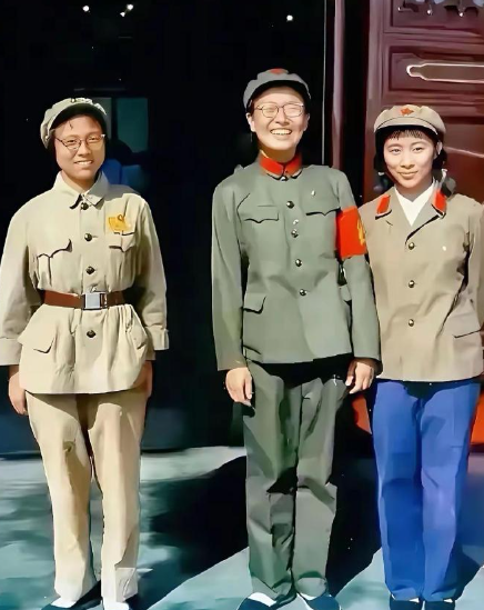 一张老照片！中间是李讷，笑容灿烂，五官大气！右边是林帅千金林豆豆，容貌清丽，腼腆