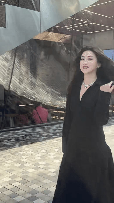 朱珠北京活动状态朱珠怎么就是简单的走过来就美成这样！！