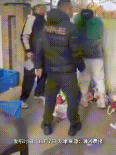 “乱套了！”天津工业大学，校外骑手正隔着围墙递外卖，本以为是日常交接，结果突然