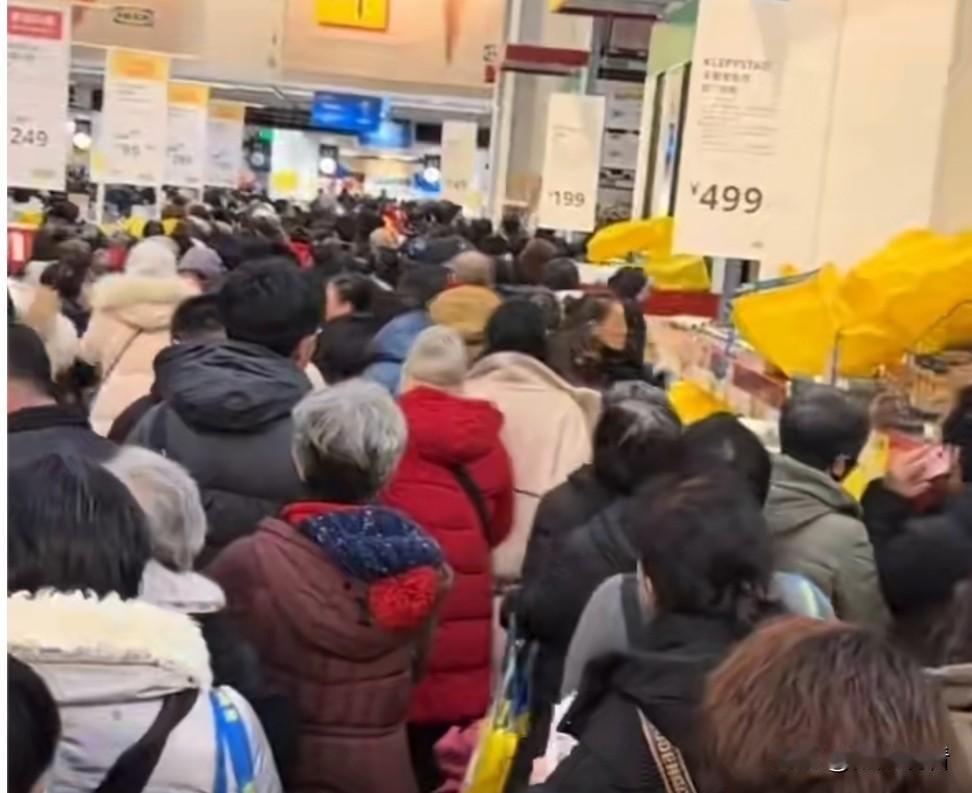 宜家闭店通知一出，人从众模式直接拉满！宜家闭店的消息刚官宣冷清了好久的蓝
