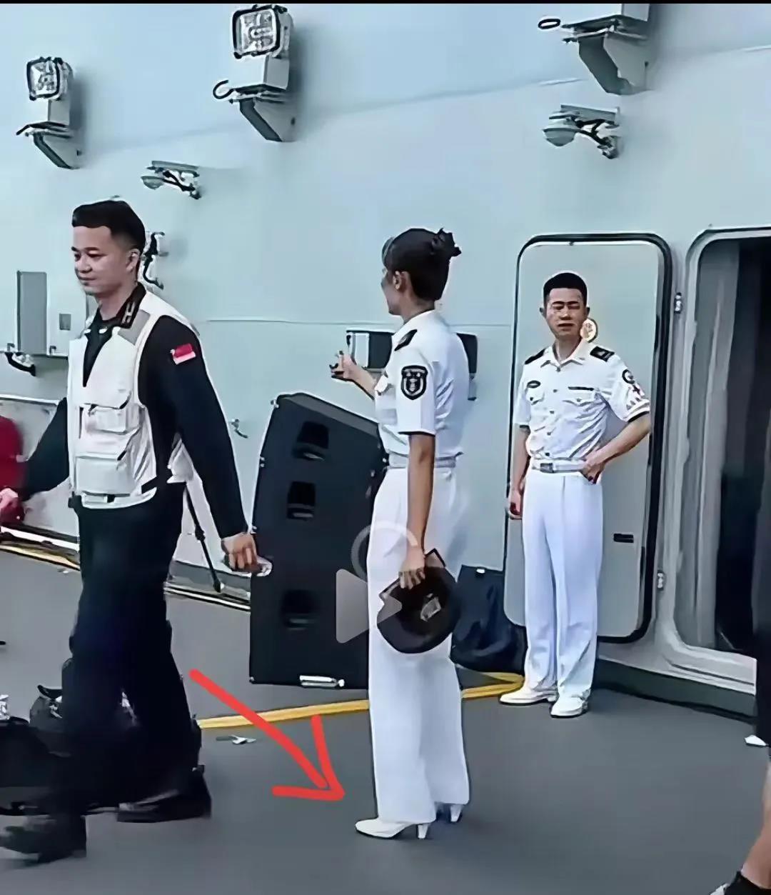 山东舰美女军官，穿漂亮的高跟鞋