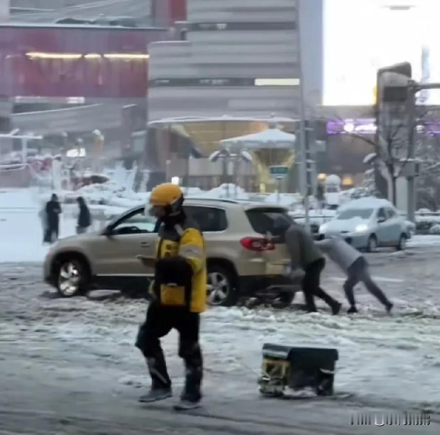 济南这次大雪，我看到了外卖员的辛苦和悲哀。山东济南突降大雪，所有人都在等着通知