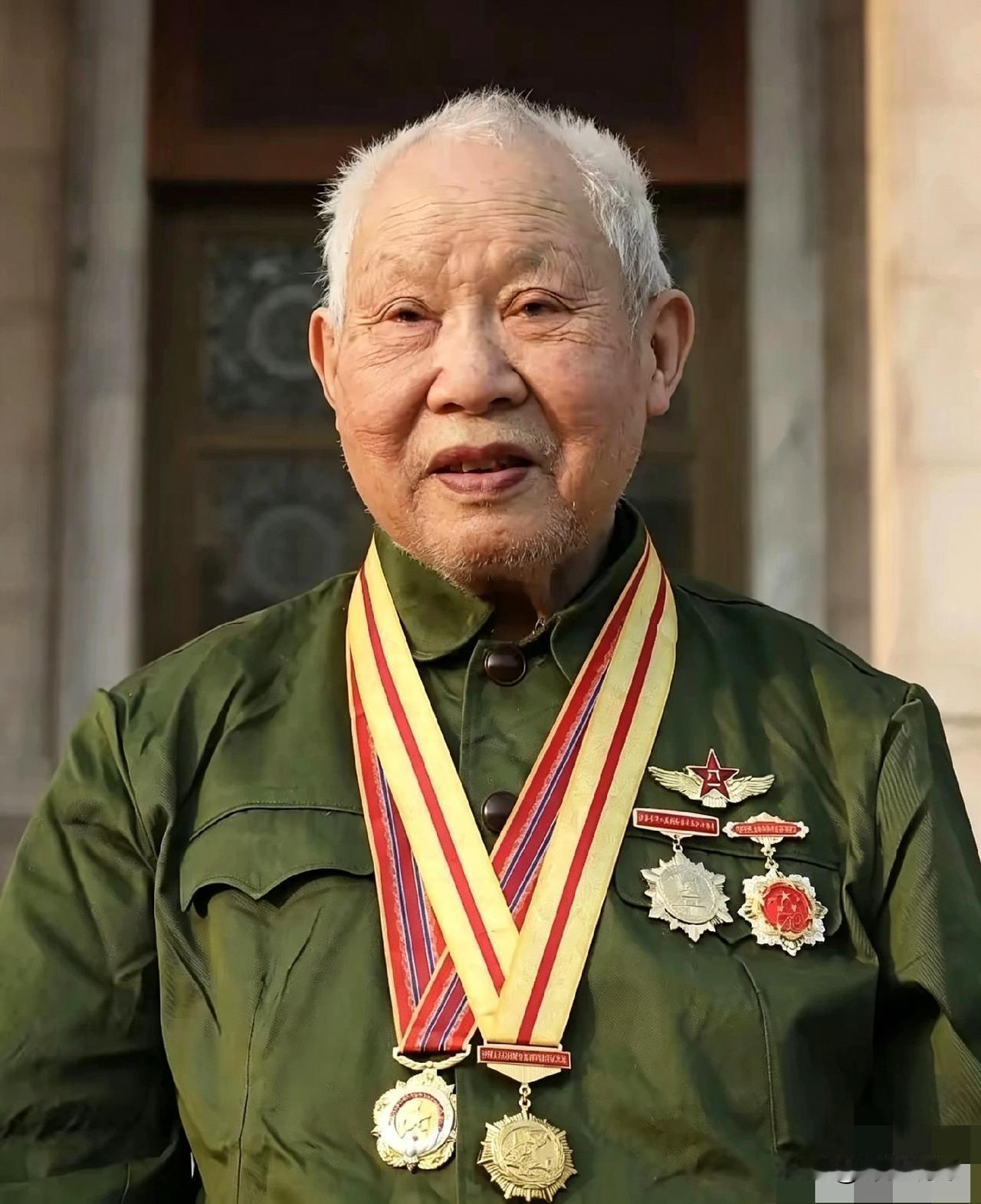 1955年全军首次授衔，三野的老团长刘志清拿到军衔通知，看到“中校”二字，沉默良
