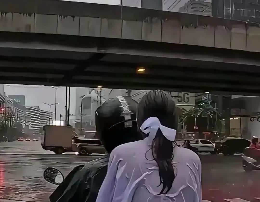 估计这种情况，骑电动车的男人离失去这女人不远了。下班途中，天正下着暴雨