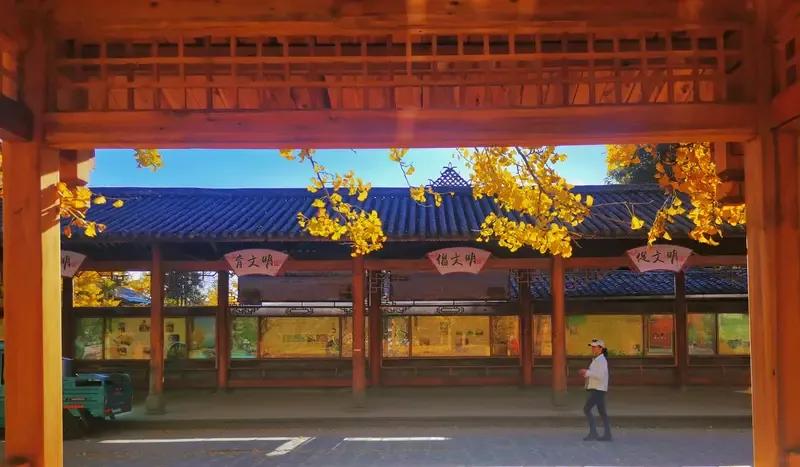 30年前的教师节表彰大会，全体教师喜气洋洋，因为大会结束后，每位老师都能得到一床