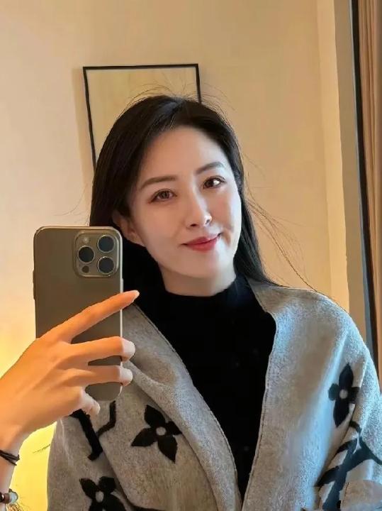 戴口罩与不戴口罩哪一个更美丽动人？集优雅气质于一身的李主任，这么大的年龄，还能保