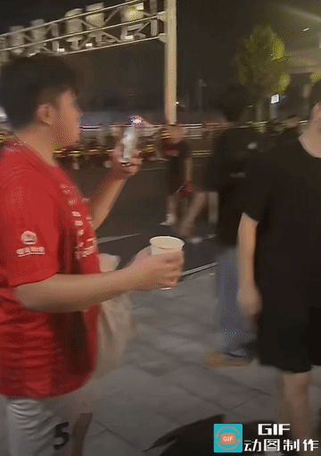 虽然上海海港客场战胜了重庆铜梁龙队，但是远征的球迷也感受了重庆球迷的另类"热情"