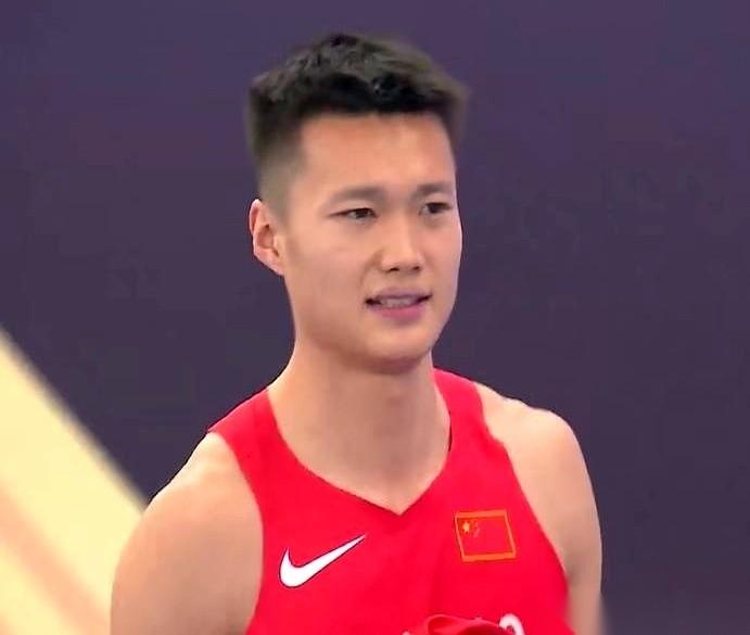 我跟你说，有一种场面，叫“不战而屈人之兵”。领奖台上站了三个人，升起了三面一模