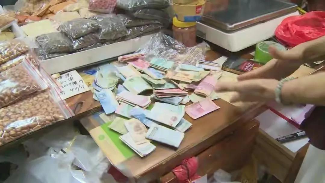 广东一哥们持续两三年朝商店扔钱,店主刘女士找到他,打算归还,结果人家坚决不承认是