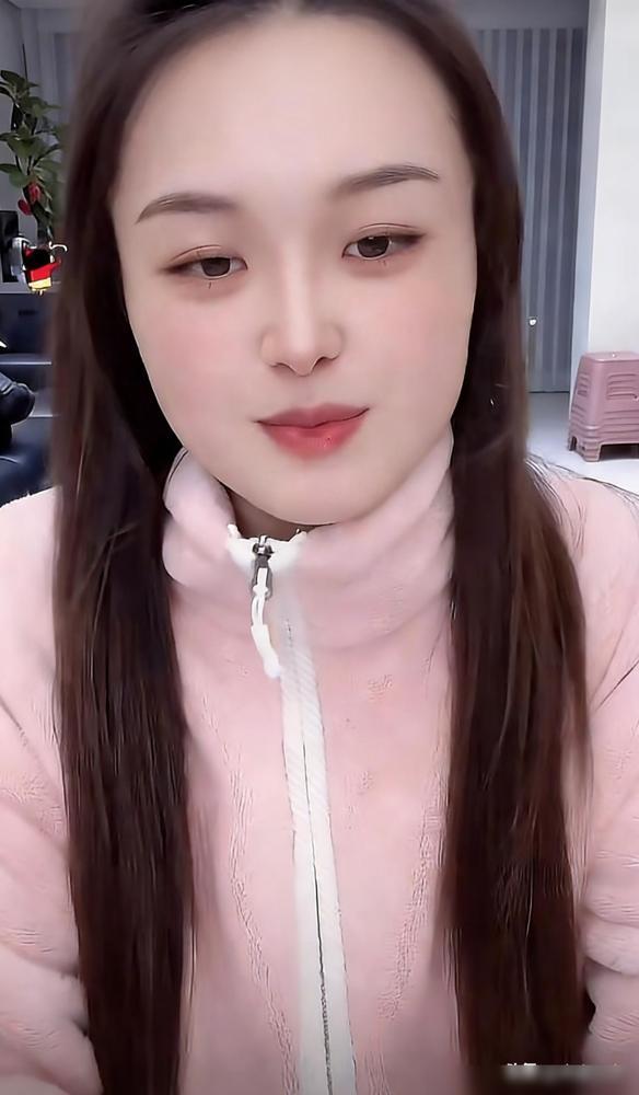 从17岁开始，虎牙妹就说玩互联网了，之前在KS那边播，后面在抖音直播，遇到农村幺