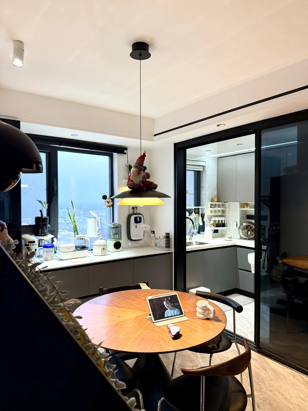 只是靠窗户做了餐边柜，邻居说我家好显大