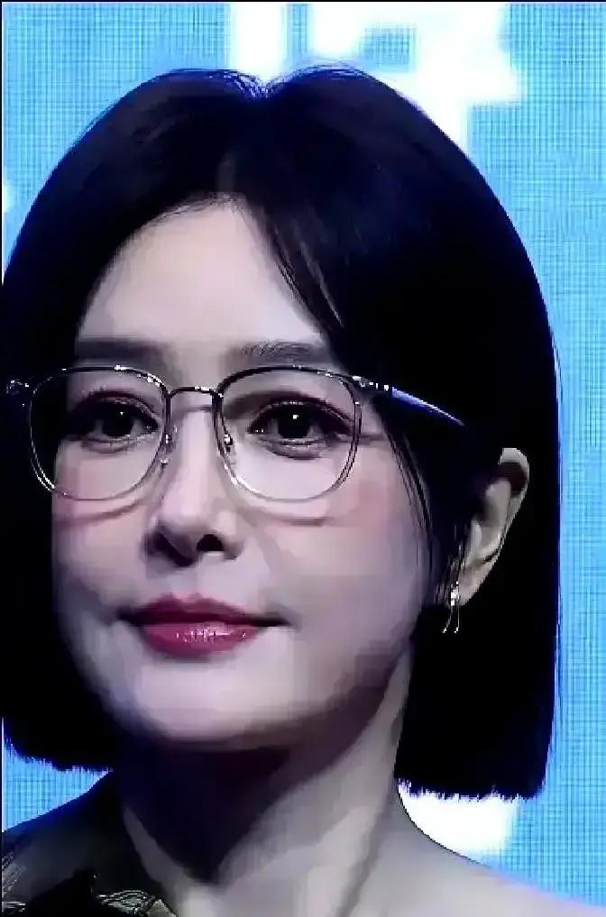 秦岚脸肿上热搜，网友直接炸锅：富察皇后滤镜掉线？工作室甩锅“正常抗衰”，可