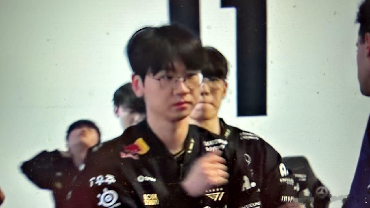 Faker还是那个Faker！恭喜T1战胜MKOI，晋级S15八强，接下来就是S