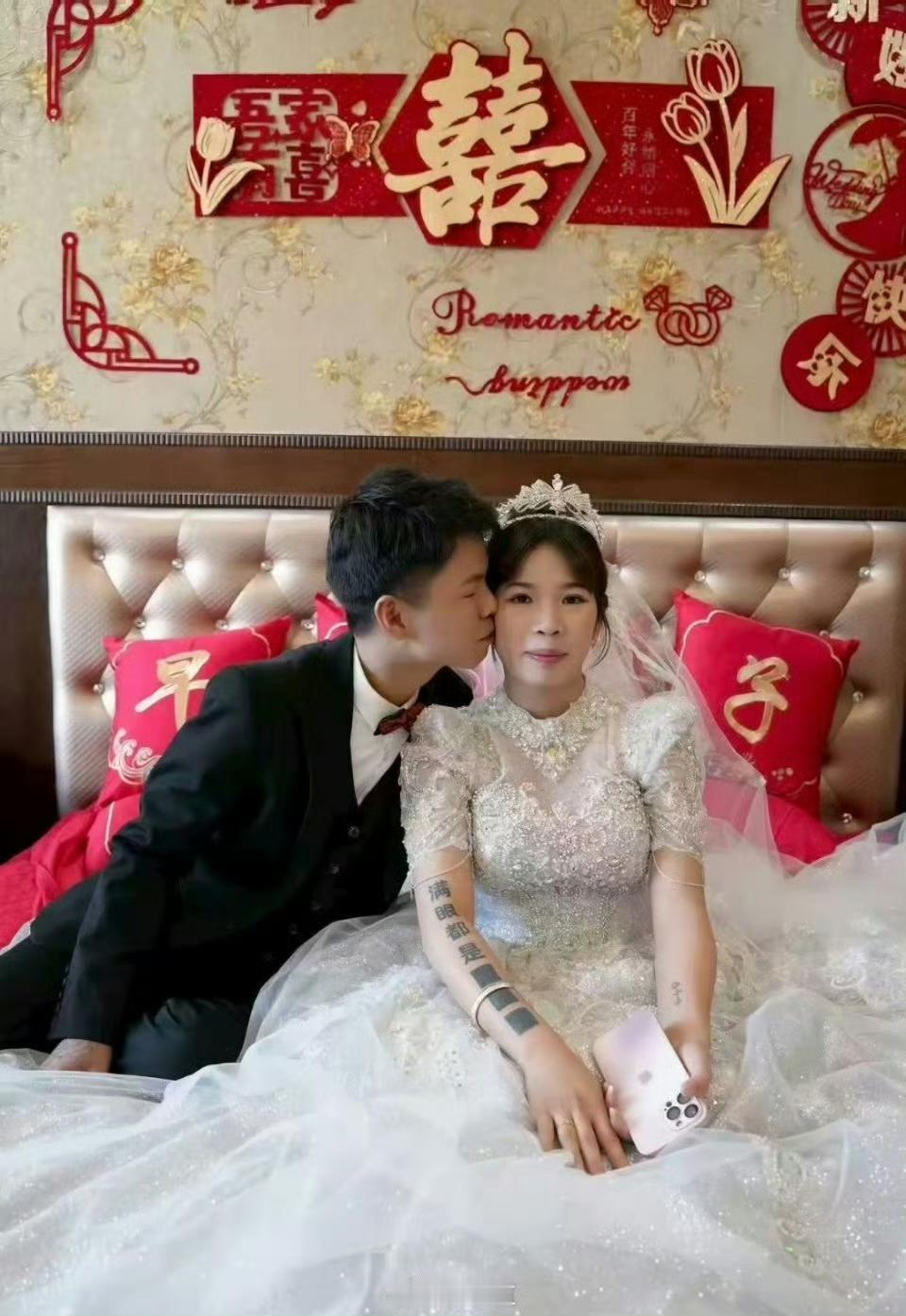 看看新娘手臂的纹身，太尴尬了吧，只能说新郎大度。女孩们一定不要在显眼的位置纹前男