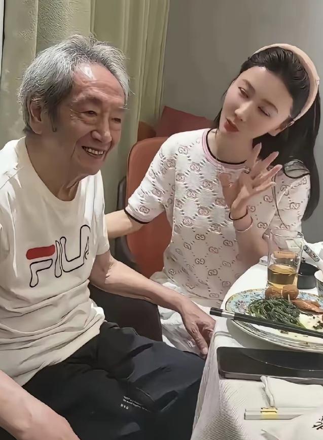 八十岁的老戏骨被小三十七岁的妻子当孩子哄？这段相差三十七岁的婚姻，当年没人看好，