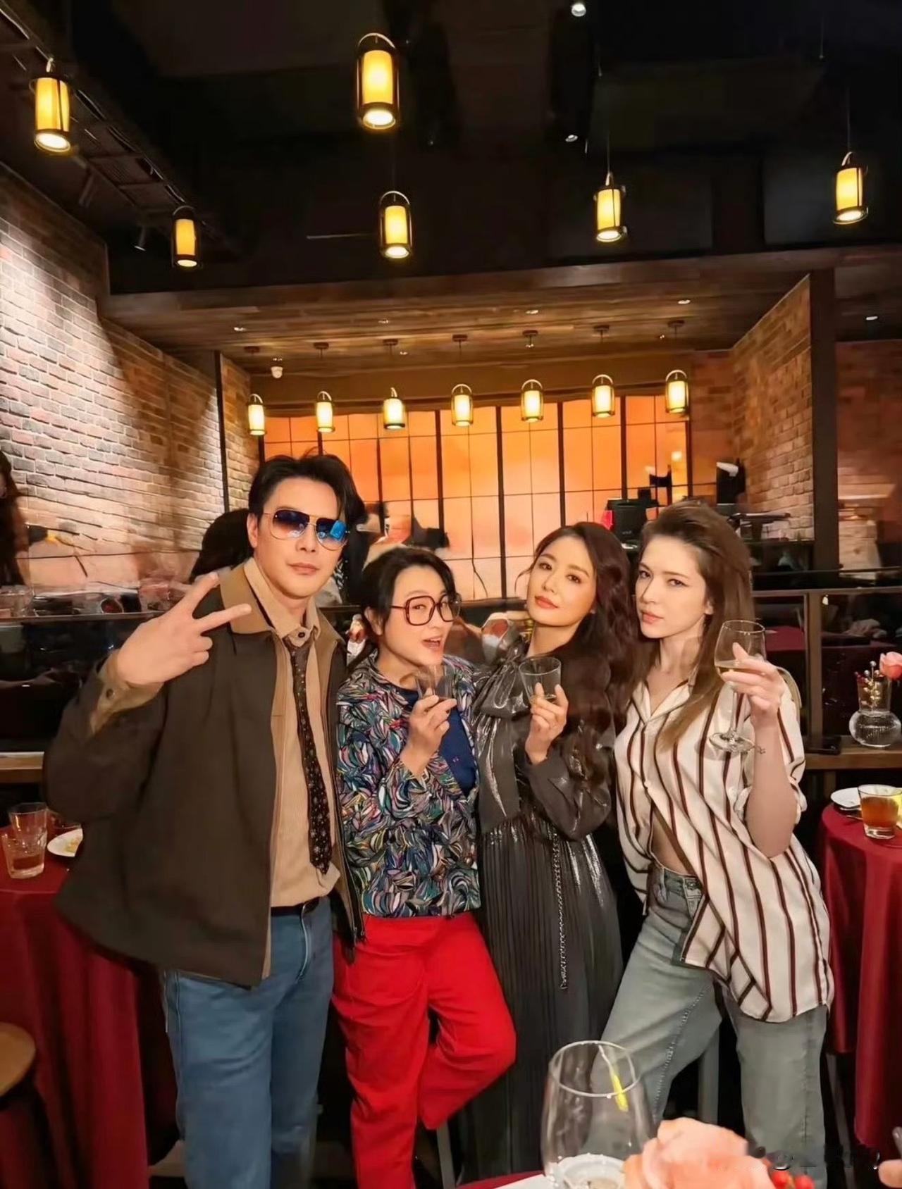 许玮甯参加林心如生日趴，当天她穿得竖纹衬衫是老公邱泽穿过的。两夫妻共享衣橱，暗戳