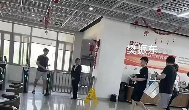 王樊振东正式恢复训练！5月14日，樊振东现身上海体育训练基地食堂，端着餐盘打饭，