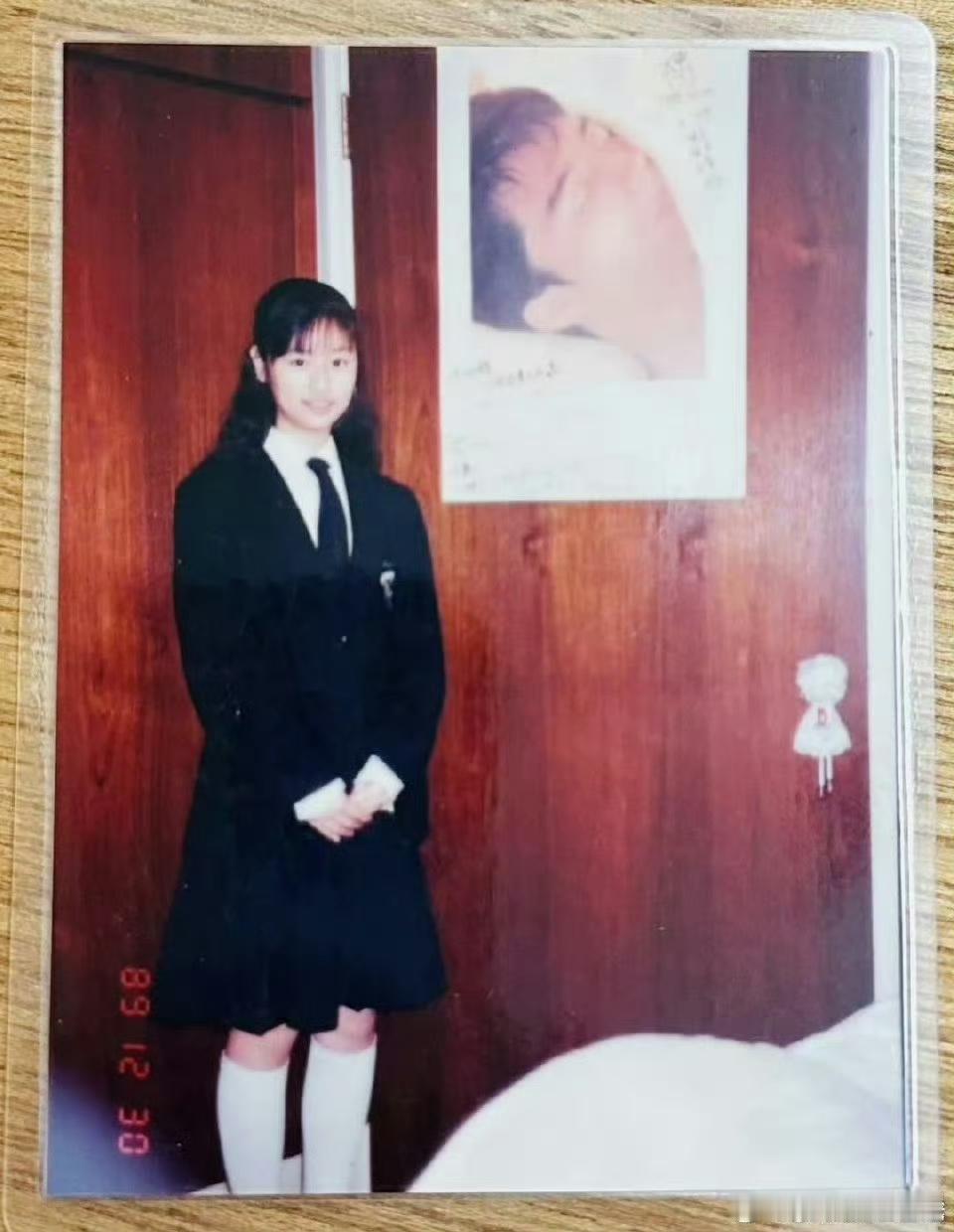 学生时代的林心如，就已是校花级别的美女。她穿着校服，长发飘飘，明眸皓齿，笑容甜美