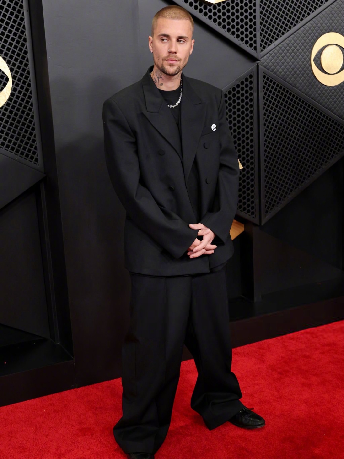 出席第68届格莱美奖红毯的贾斯汀.比伯和爱妻海莉。比伯身穿Balenciaga西