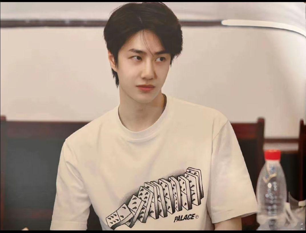 王一博镜头捕捉不到灵魂全貌，喧嚣拆解不开你的内核，你是混沌里独一份的清冷秩序。