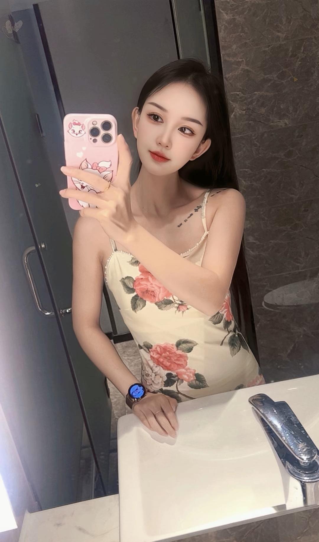 镜中人影，花间梦回。