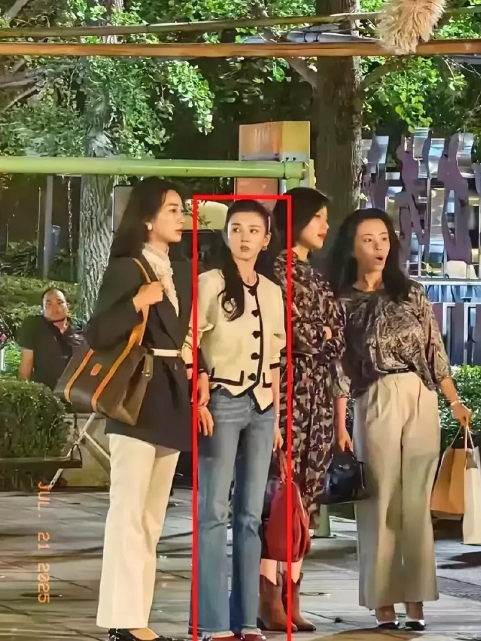 挎包包这个美女看着好眼熟，就是叫不出名字来啊。[点赞][点赞][点赞]