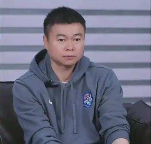 说白了于根伟现在确实难。月薪2万在中超主帅里算垫底了，俱乐部没钱买人，核心阿代米