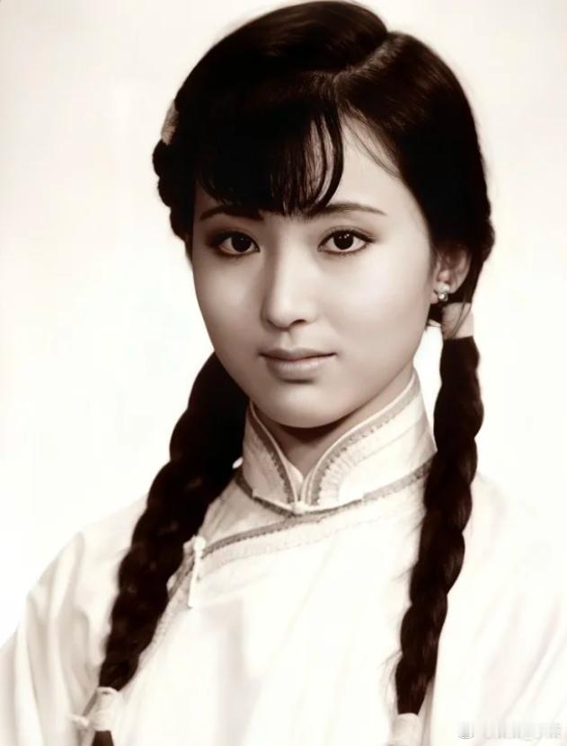 陈晓旭饰演的林黛玉：说不定我们就是一个人🌸少女时期的陈晓旭扎着两个小辫子，莞尔