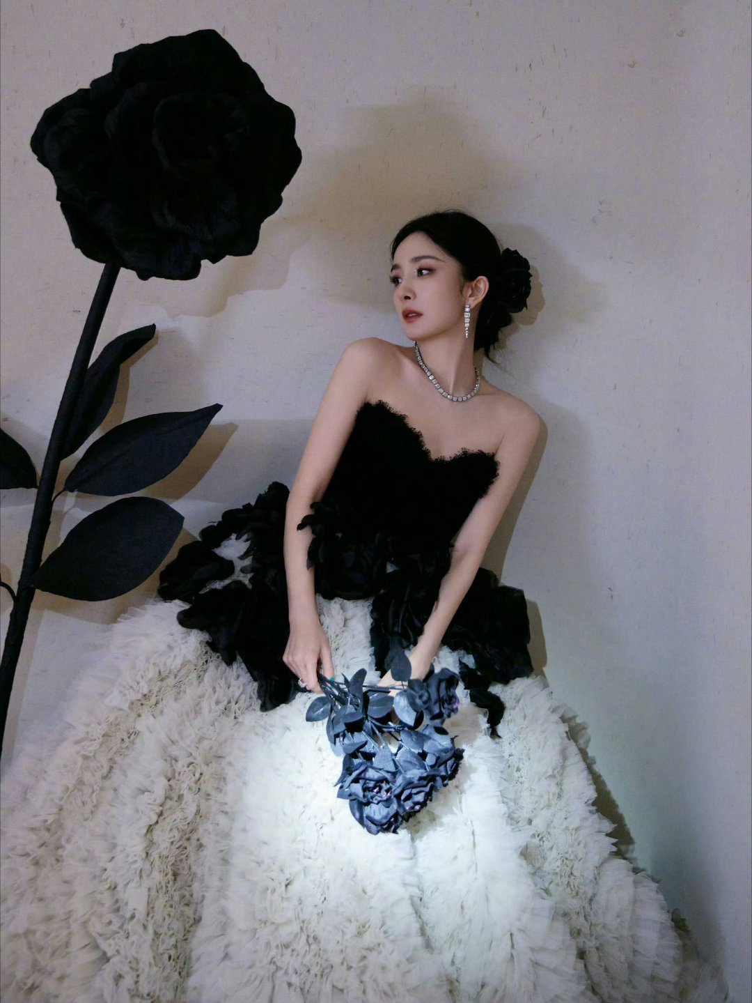 杨幂和她三十多斤的裙子们上次黑白玫瑰公主裙简直美呆了