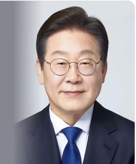 我一直也关心国际形势，经常看这方面的视频，最近韩国直接和美国干起来了，王外长紧急