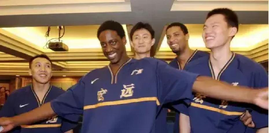 24分11板！宏远靠他续命这数据不是外援，是救命钱。萨林杰每进一球，球队季