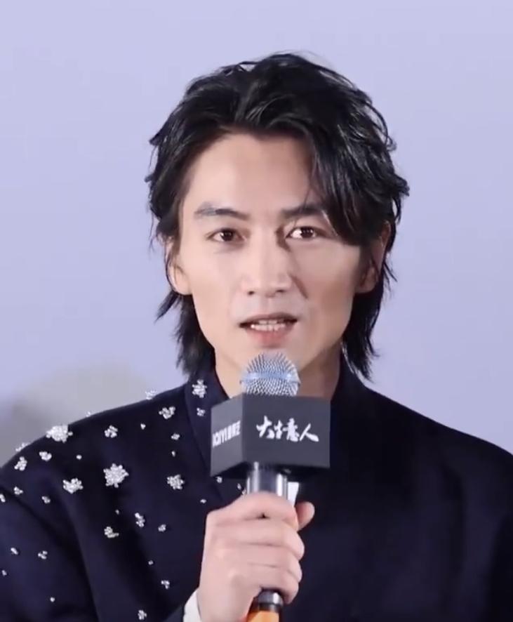 陈晓离婚后整个人的气质都不一样了记得他以前明明是很周正的一款帅哥，现在怎么一脸