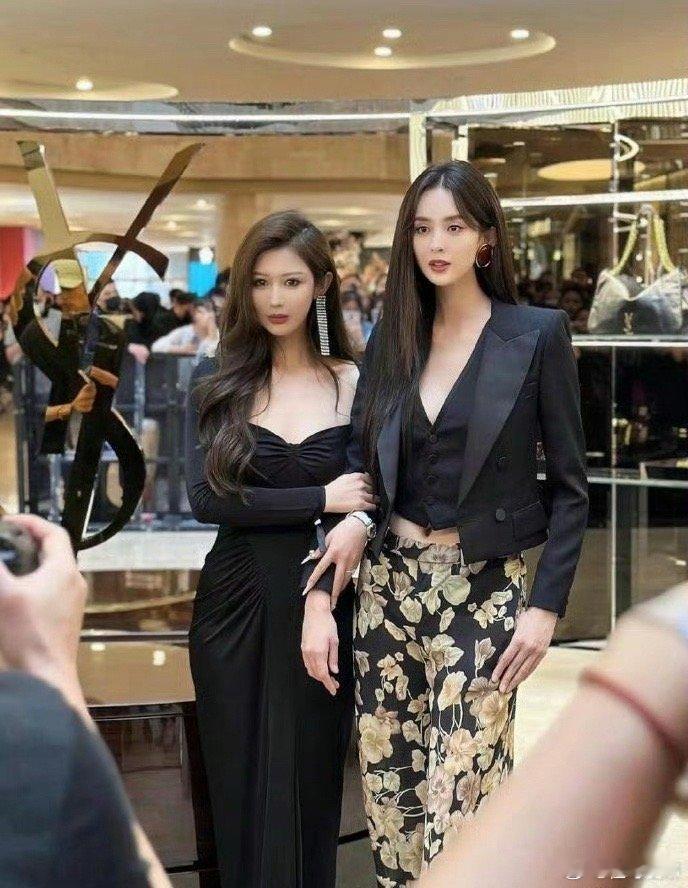 原来古力娜扎这么大只，本来以为瘦的像纸片人。​​​