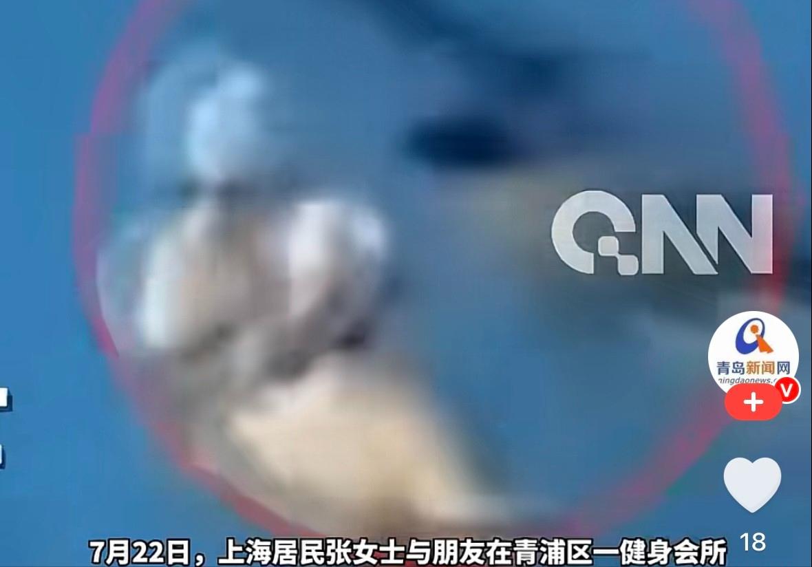 上海，游泳池成了男子寻找刺激的天堂，他欣赏美女们傲人的身姿，又潜入水中摸女子的大