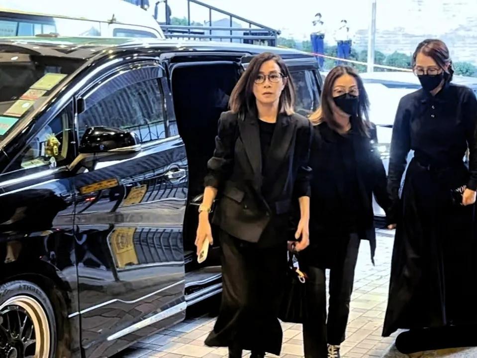 佘诗曼、黄子华、苗侨伟夫妇等明星到灵堂祭拜，送许绍雄Benz哥最后一程，有情有义
