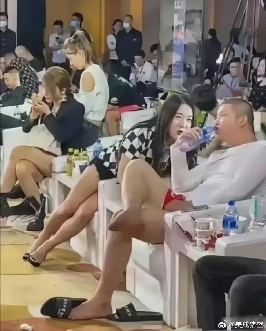 一群东北网红的聚会，站没站相，坐没坐相，是短视频和直播带货成就了他们。