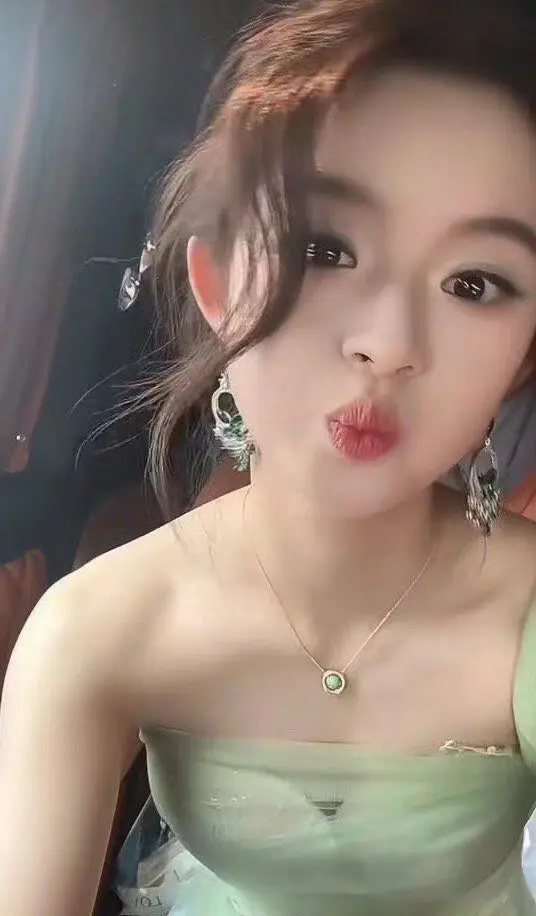 上联：黄杨钿甜；下联：那尔那茜。求横批