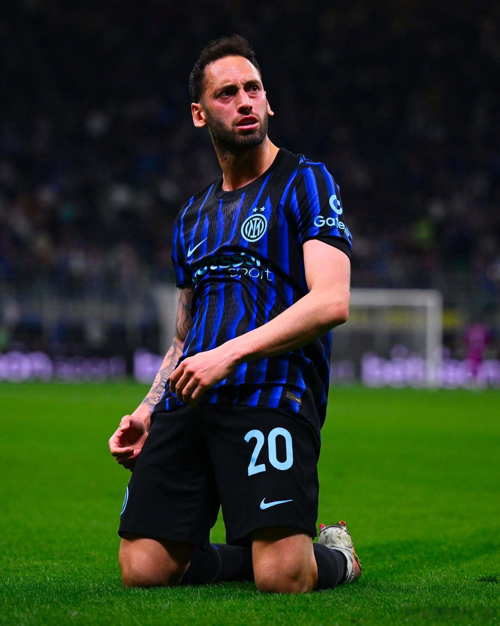 恰尔汗奥卢：“我把孩子们的小手纹在了前臂上，就在为国际米兰赢得的两颗星旁边。训练