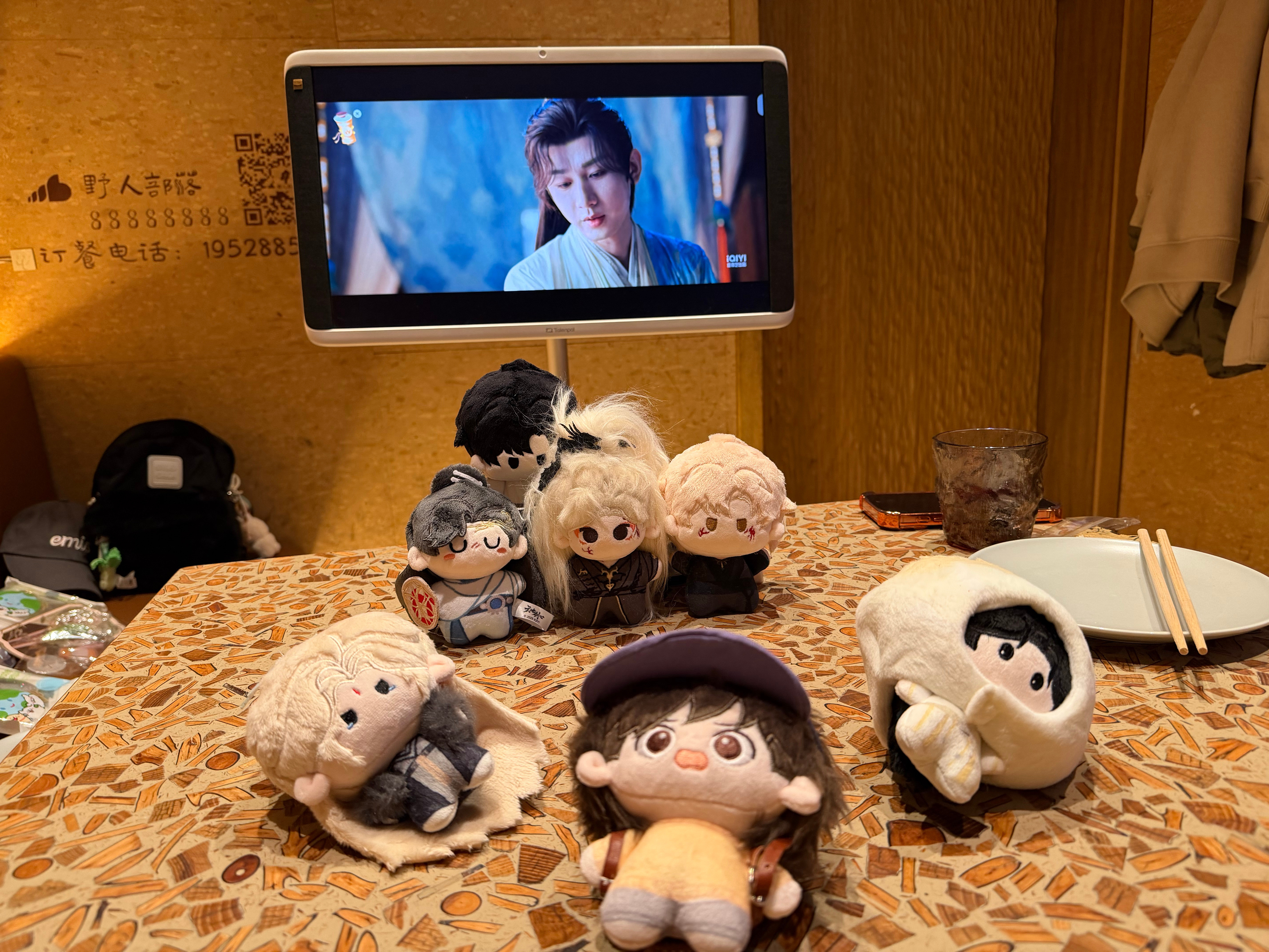 为了集体追剧，扛着闺蜜机聚会[笑着哭]​​​