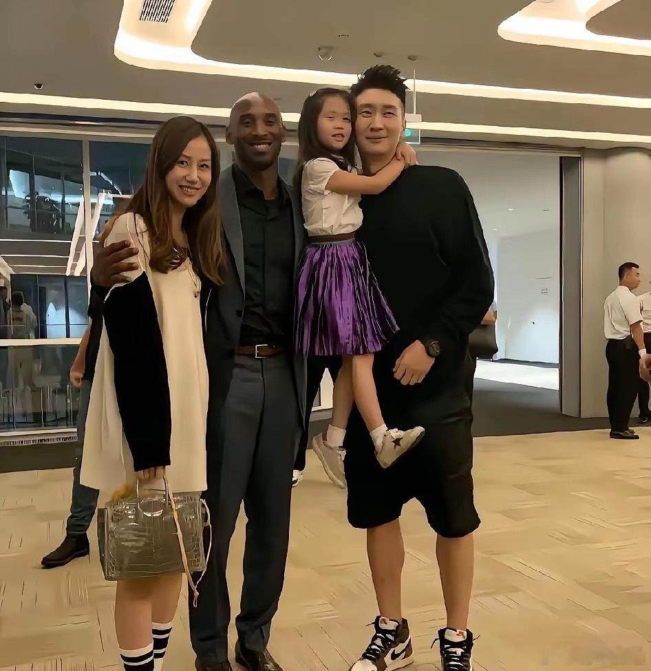 这是2019年科比来中国时与孙悦一家三口的合影，没想到仅大半年后科比因直升机事故