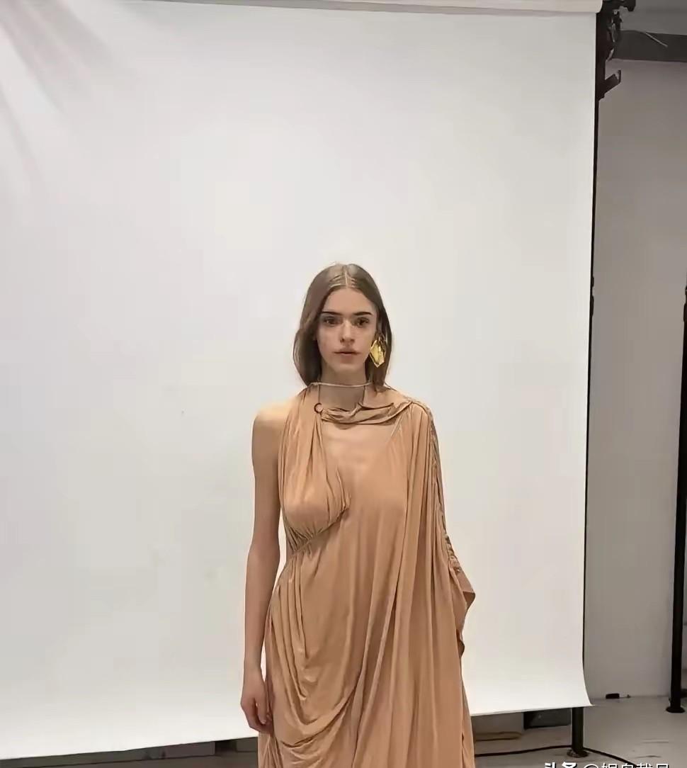 45岁，“斯洛伐克第一美人”，她从不向往好莱坞。当别人挤破头去洛杉矶试镜时，她