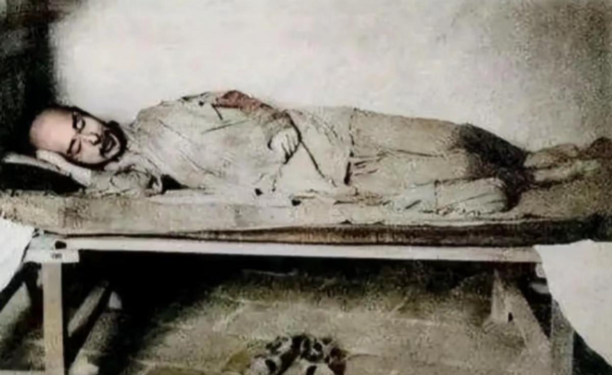 弘一法师晚年，四肢浮肿溃烂，拒绝服药，直面死亡。临终前，他将弟子叫到身边，再三叮